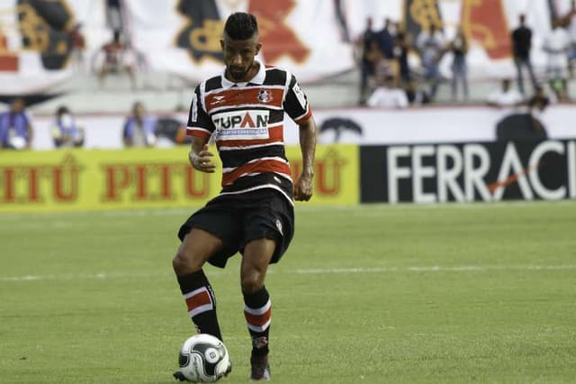 Atualmente no Santa Cruz, Léo Moura entrou na Justiça cobrando horas extras do Flamengo