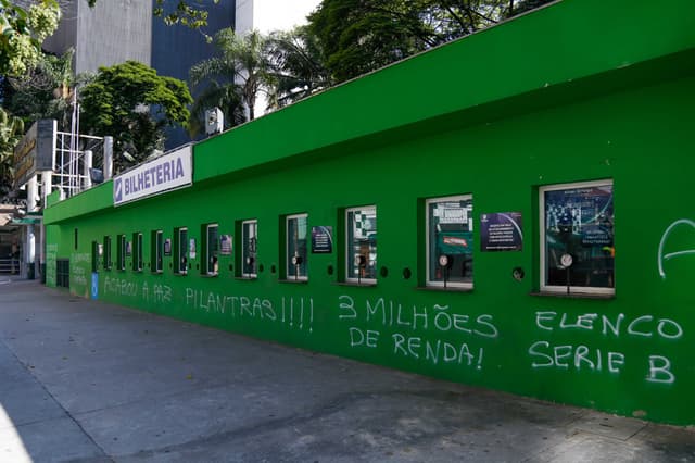 Muro do Allianz Parque amanhece pichado