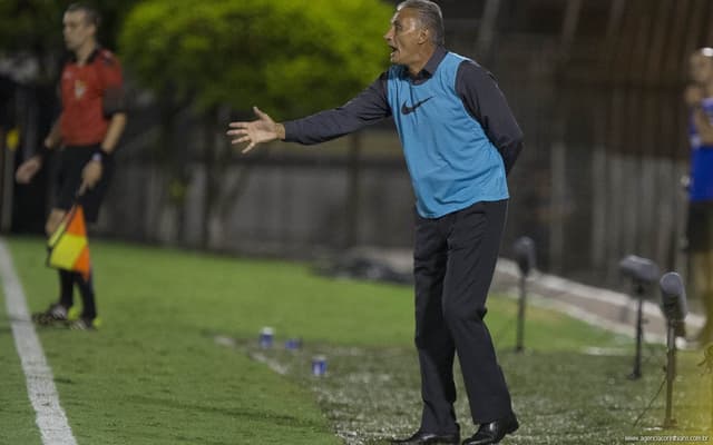 Tite orientando a equipe durante a vitória sobre o São Bernardo (Foto: Daniel Augusto Jr)