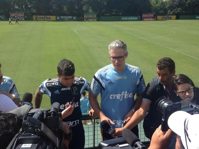 Dudu faz pronunciamento ao lado do médico Otávio Vilhena (FOTO: Fellipe Lucena)