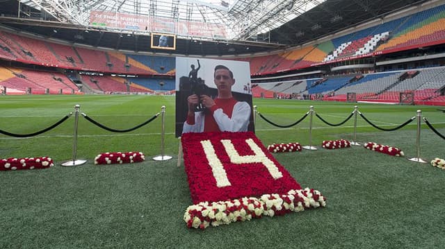 Cruyff fez mais de 260 gols com a camisa do Ajax (Foto: Site oficial do Ajax)