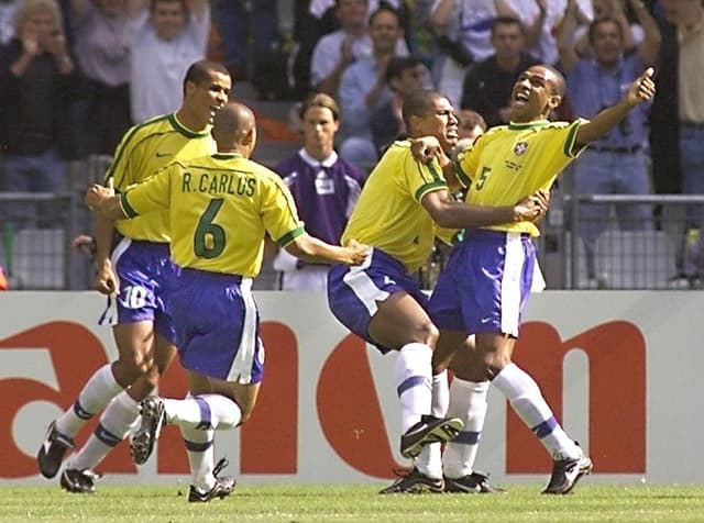 César Sampaio comemora ao marcar o 1º gol do Brasil contra a Escócia na Copa-98