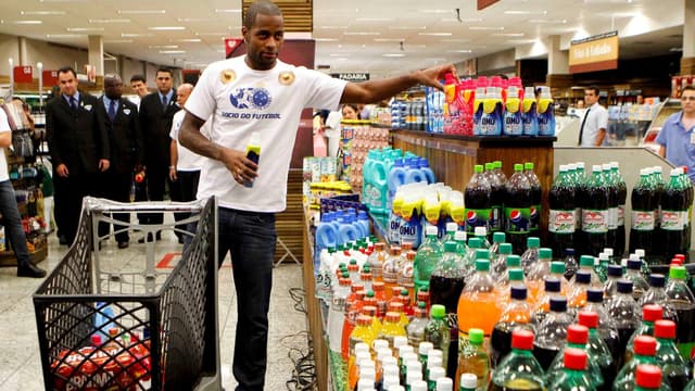 Dedé, zagueiro do Cruzeiro, já participou de ação em supermercado