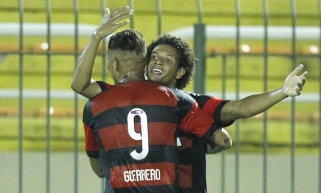 Guerrero e Willian Arão (Foto: Gilvan de Souza/Flamengo)