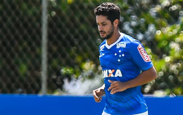 Com Manoel e Dedé lesionados, Léo pode retomar a titularidade na Raposa (Fotos: Pedro Vilela e Washington Alves/Light Press)