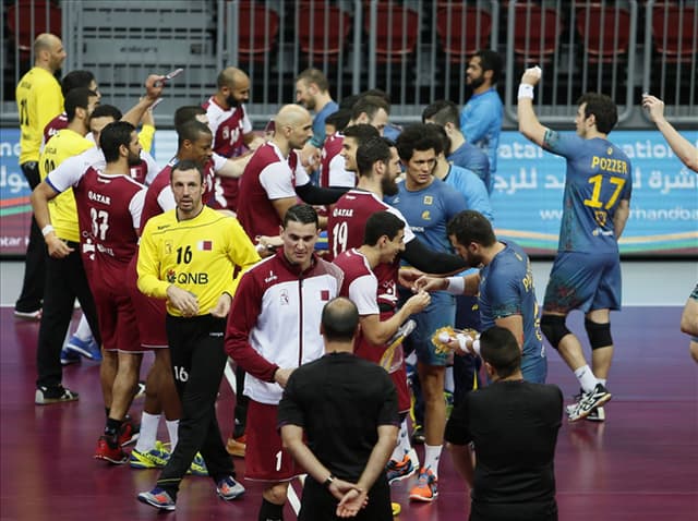 Jogadores das seleções do Brasil e do Qatar se cumprimentam / Foto: Qatar Handball Association