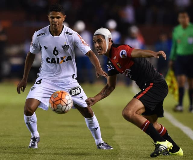 O lateral-esquerdo Douglas Santos é mais uma boa revelação do Atlético-MG