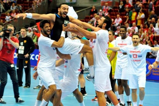 Atletas da seleção tunisiana comemoram a classificação para as Olimpíadas Rio 2016/ Foto: IHF