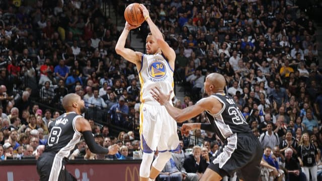 HOME - San Antonio Spurs x Golden State Warriors - Stephen Curry (Foto: Chris Covatta/NBAE/Getty Images/AFP)