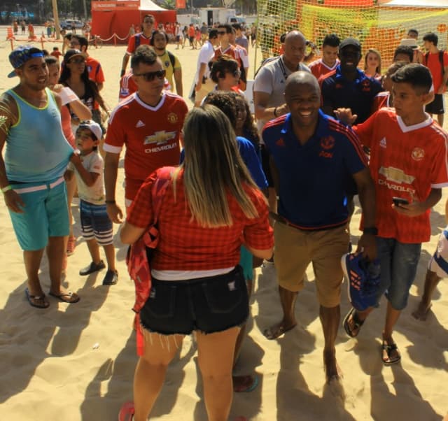 Quinton Fortune e Dwight Yorke interagem com fãs no Brasil (Foto: Cláudia Machado)