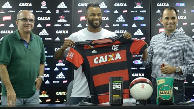 Fernandinho foi apresentado em abril pelo Flamengo