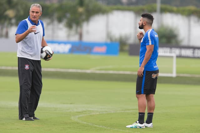 Guilherme e o técnico Tite, durante treino do Corinthians (Foto: Daniel Augusto Jr)