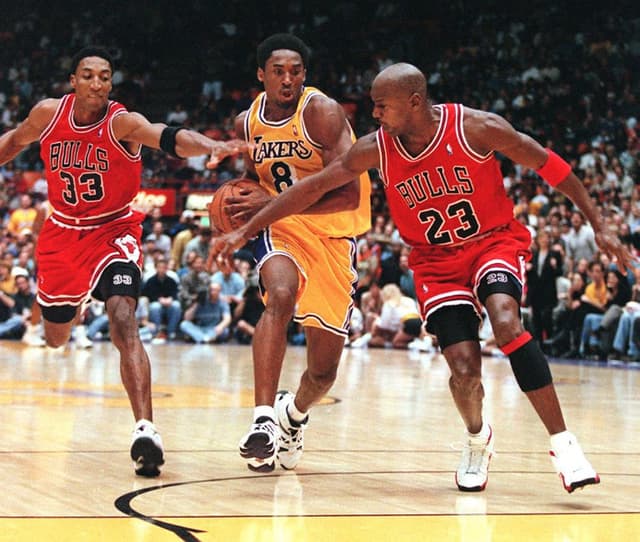 Kobe Bryant superou o Chicago de Jordan e Pippen pelos Lakers em jogo de 1998