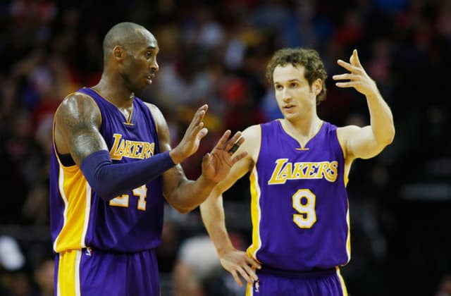 Em 2015, Kobe Bryant teve a companhia do brasileiro Marcelinho Huertas no Lakers