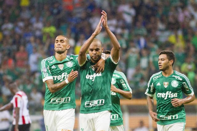 Alecsandro festeja com os torcedores do Palmeiras (Marco Galvão/Fotoarena/LANCE!Press)