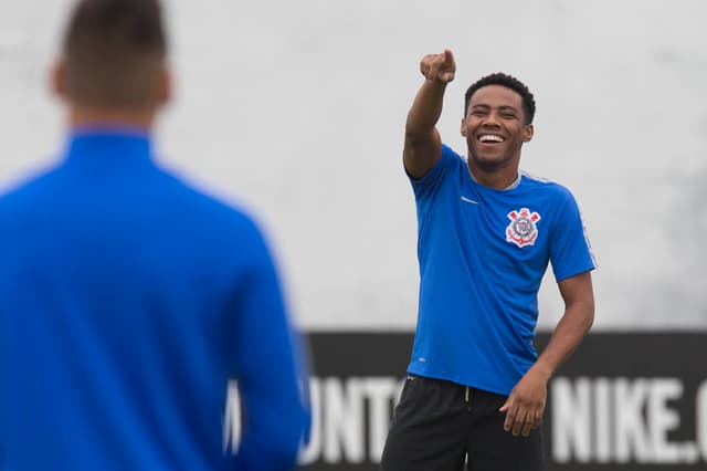 Elias divertindo-se em treino do Corinthians (Foto: Daniel Augusto Jr)