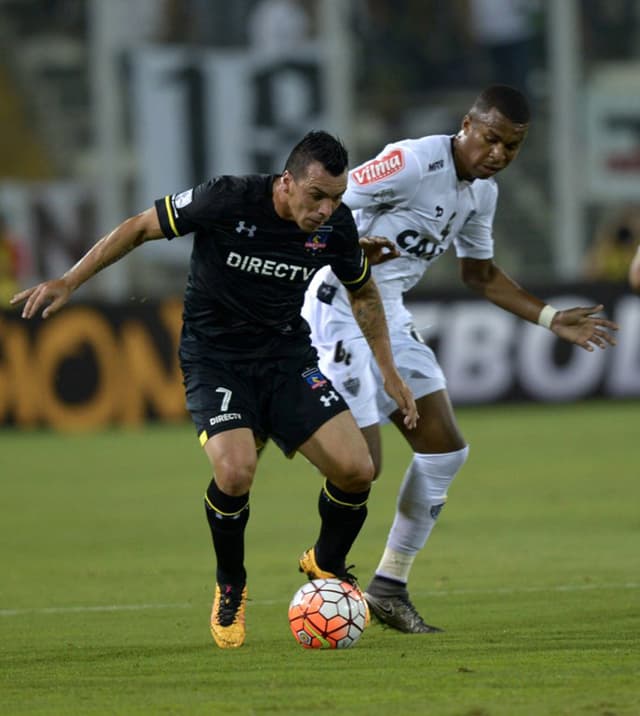 O zagueiro equatoriano Erazo (d) foi um dos reforços do Atlético-MG para a temporada