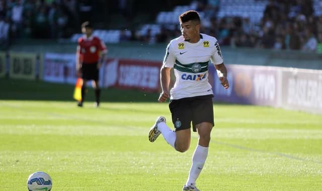 Zagueiro Juninho é um dos destaques do Coritiba no Campeonato Paranaense