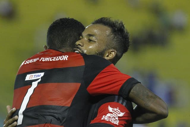 Fernandinho abraça Cirino (Gilvan de Souza/Flamengo)