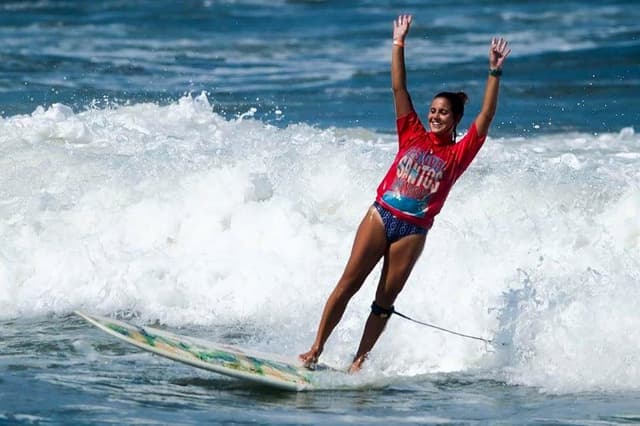 Surfista Chloé Calmon conquista Festival Santos de longboard