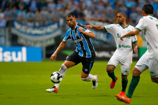 Capitão do Grêmio, Maicon tenta se livrar da marcação