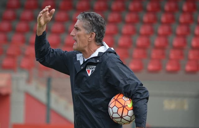 Bauza em treino no CT