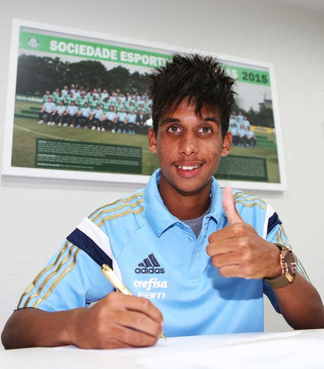 Promessa da base, Vitinho renovou contrato até 2021 (foto: Fabio Menotti/Ag. Palmeiras/Divulgação)