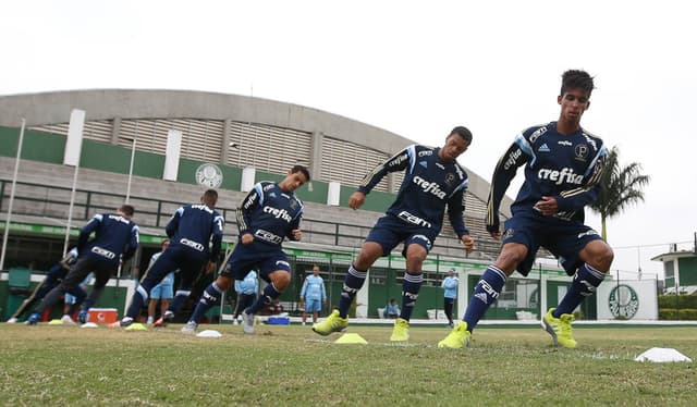 Vitinho e Augusto, os dois primeiros na imagem, fazem o teste de resistência (FOTO: Cesar Greco/Palmeiras)