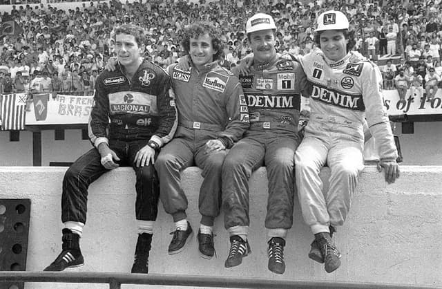 Ayrton Senna posa ao lado de Alain Prost, Nigel Mansell e  Nelson Piquet em 1986