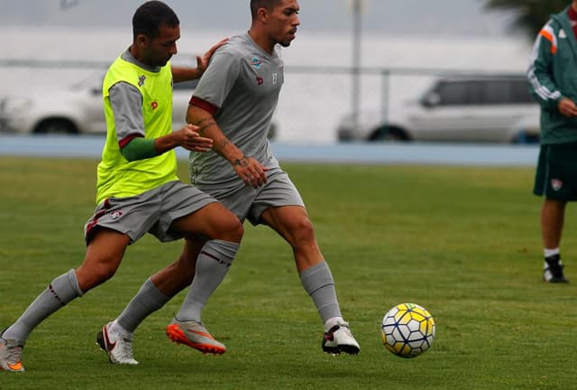 Douglas, sem colete, disputa com Pierre durante treino na Urca