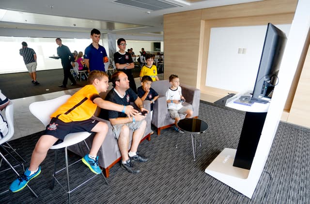 Torcedores jogam videogame na Arena (Foto: Divulgação)