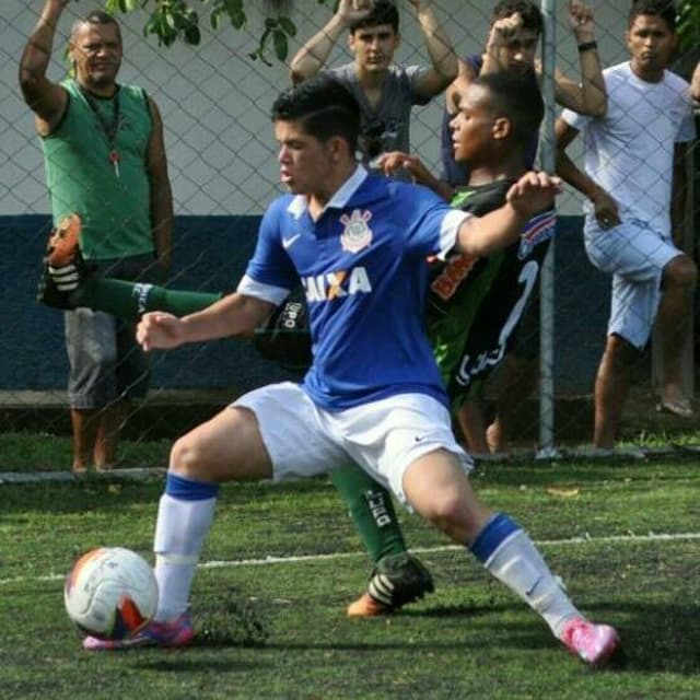 Alyson em ação com a camisa do Corinthians (Foto: Reprodução/Facebook)