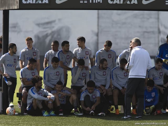 Tite conversando com o elenco corintiano (Foto: Daniel Augusto Jr)