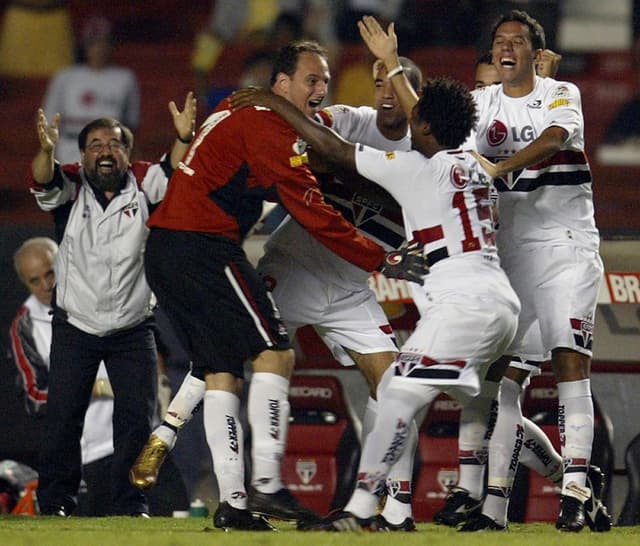 Com dois de Rogério Ceni, o São Paulo goleou o Tigres nas quartas de final em 2005