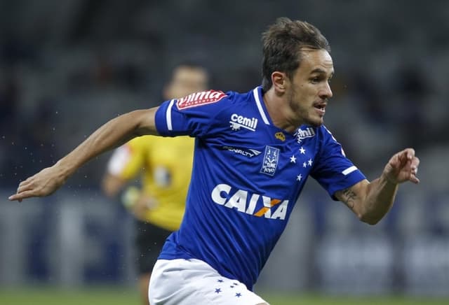 Lateral Lucas faz sua estreia com a camisa do Cruzeiro