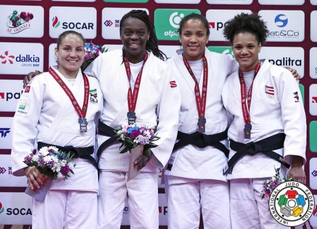 Maria Portela (esquerda) com suas adversárias no pódio em Baku (Foto: Divulgação/IJF)