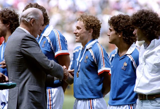 O então presidente da Fifa João Havelange cumprimenta o francês Papin durante a Copa do mundo de 1986