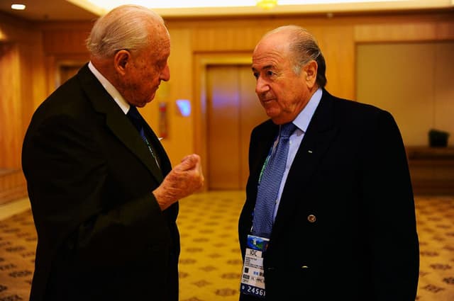 Presidente de honra da Fifa João Havelange conversa com Sepp Blatter