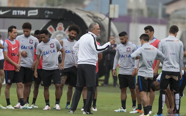 Elenco do Corinthians com o técnico Tite (Foto: Daniel Augusto Jr)