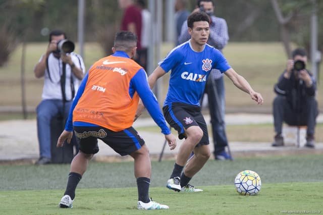 Marquinhos Gabriel enfrentando Guilherme em treino do Corinthians (Foto: Daniel Augusto Jr)