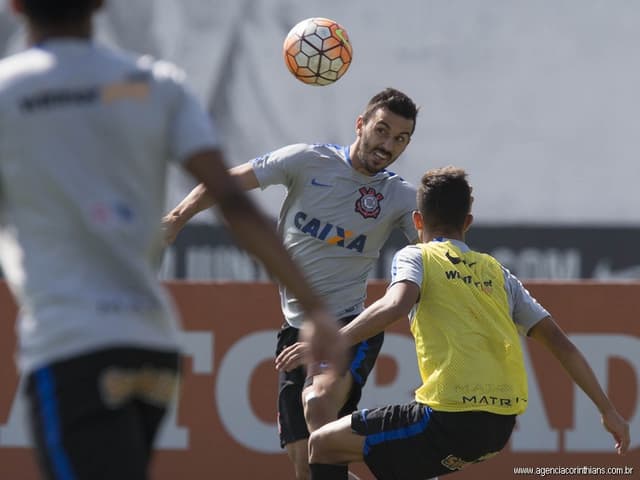 Uendel cabeceando bola durante treino do Corinthians (Foto: Daniel Augusto Jr)