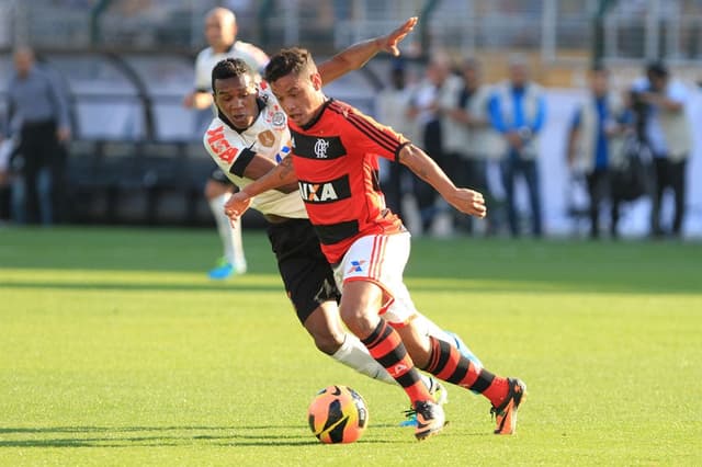 Desembarcando no Flamengo como 'camisa 10' em 2013, Carlos Eduardo lidou com lesões e apenas um gol. Saiu em 2014&nbsp;