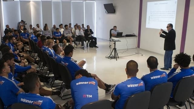 Elenco do Corinthians viu apresentação sobre arbitragem no CT (Foto: Daniel Augusto Jr)