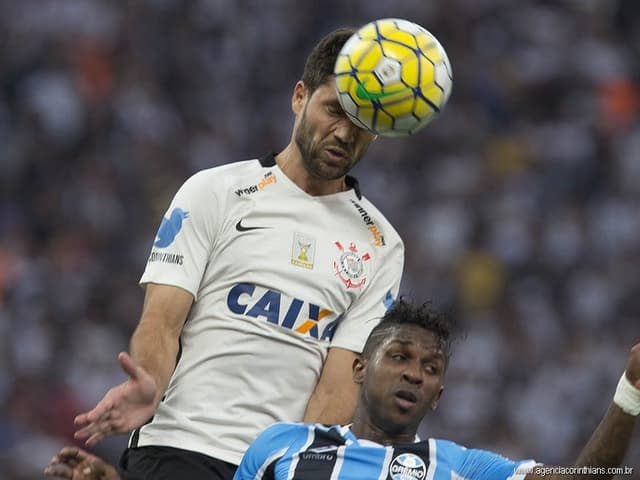 Felipe marcando Bolaños, do Grêmio, na partida deste domingo (Foto: Daniel Augusto Jr)