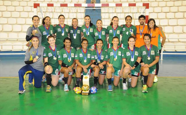 As sete equipes classificadas buscam o ouro no Brasileiro. Foto: Divulgação/CBHb