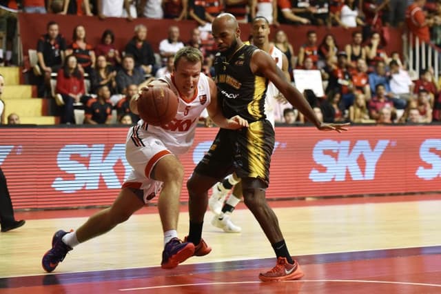 Rafael Luz e Larry Taylor disputam a semi do NBB e uma vaga na Olimpíada do Rio de Janeiro (Foto: João Pires/LNB)