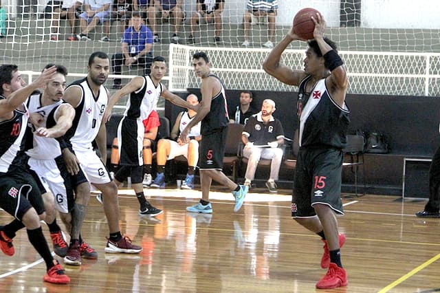 Márcio foi fundamental na vitória vascaína no basquete (Foto: Paulo Fernandes/Vasco.com.br)