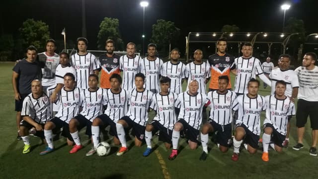 Ex-jogador Robert, abaixado do lado esquerdo, é o técnico do Corinthians USA (Foto: Divulgação)