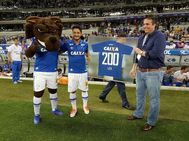 Zagueiro Léo é homenageado pelo Cruzeiro