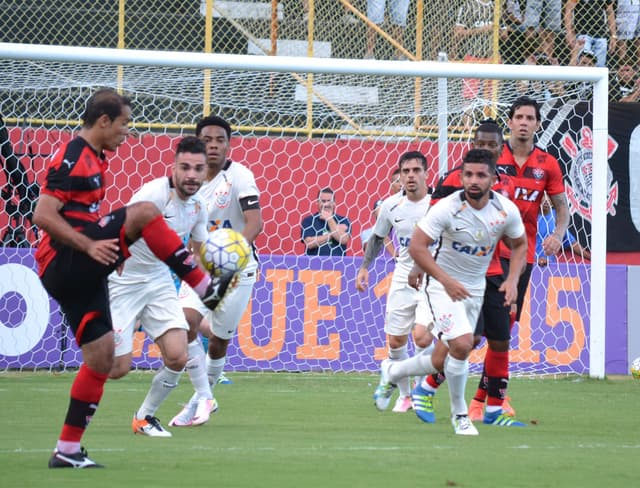 Último duelo foi vencido pelo Vitória: 3 a 2 no Timão